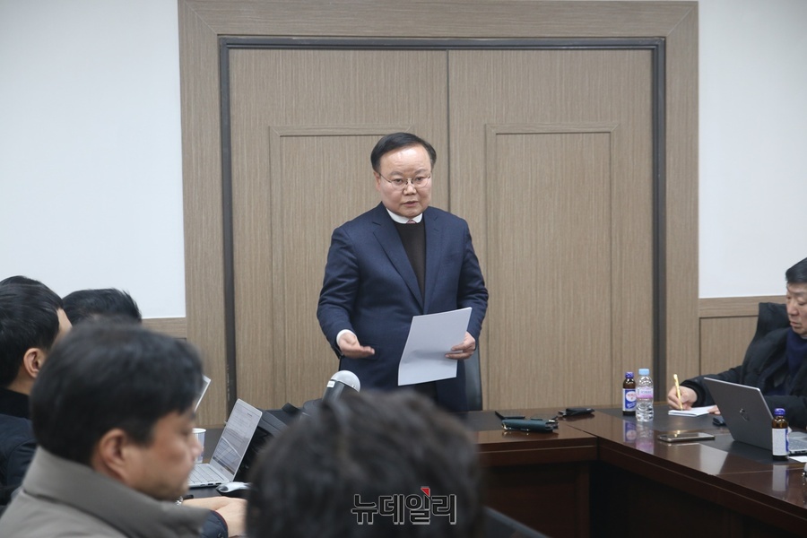 ▲ 김재원 최고위원은 22일 국민의힘 대구시당에서 열린 기자회견을 통해 “역사적으로나 경제적으로 경상북도가 통합의 중심이 되어야 한다”라며 “이번 지방선거에서 주민투표를 통해 통합 여부를 결정하고, 향후 2년간 세부 재정 배분과 권한 방안을 합의한 뒤 다음 총선 때 통합 단체장을 선출하는 것이 갈등과 비용을 최소화하는 길”이라고 조언했다.ⓒ뉴데일리