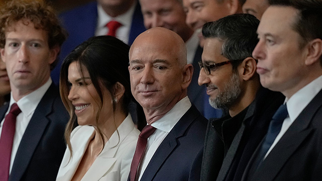 ▲ 제프 베이조스 아마존 창업자(가운데), 일론 머스크(오른쪽). ⓒAP 연합뉴스