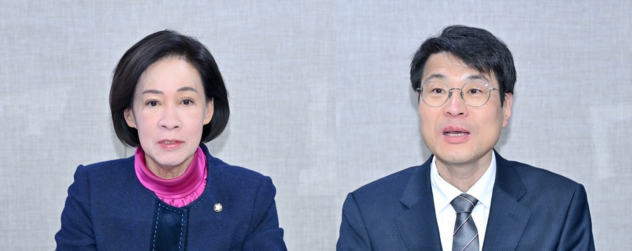 ▲ 김정기 권한대행(오른쪽)은 통합특별시의 법적 근거가 될 특별법 제정 등 후속 절차를 신속히 추진해야 한다는 점을 강조하며 지역 정치권의 적극적인 지원을 요청했다. 왼쪽은 이인선 국민의힘 대구시당 위원장.ⓒ대구시