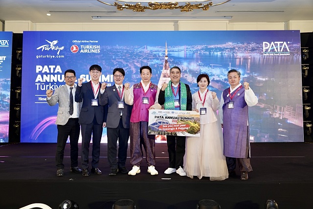 ▲ ‘2026 아시아태평양관광협회(PATA) 연차총회’ 유치 확정 기념촬영을 하고 있다.ⓒ경북관광공사