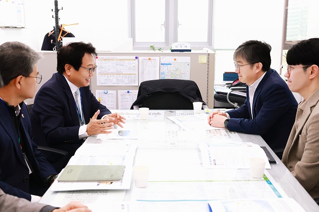 ▲ 손병복 군수 가 국토교통부를 방문해 이우제 도로국장에게 남북10축 고속도로의 울진 구간의 필요성을 설명하고 있다.ⓒ울진군