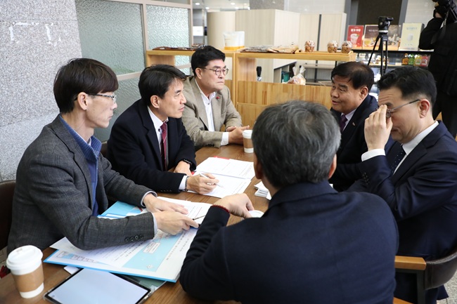 ▲ 김진태 강원특별자치도지사가 22일 KDI에서 열린 삼척~강릉 고속화 철도 예비타당성조사 SOC 분과위원회에 김홍규 강릉시장, 심규언 동해시장, 박상수 삼척시장과 함께 참석해 지역의 간절한 염원을 전달했다. ⓒ강원특별자치도