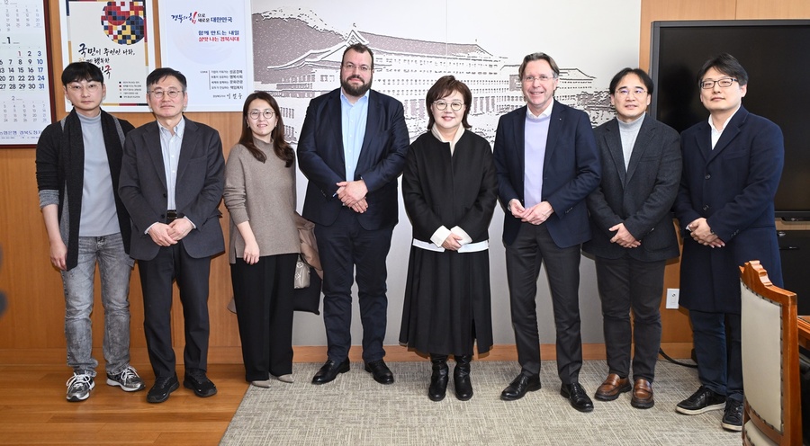 ▲ 경북도는 지난 21일 프라운호퍼 IBMT 하이코 짐머만(Heiko Zimmermann) 소장과 호프만 행정실장이 경북을 방문해 메타AI과학국장 주재 사전 실무회의와 양금희 경제부지사와의 간담회를 진행했다(프라운호퍼 IBMT 연구소장 첨단재생의료 관련 방문).ⓒ경북도