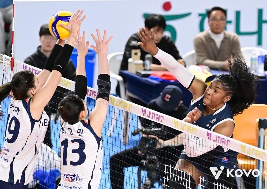 ▲ 모마를 앞세운 도로공사가 기업은행을 꺾고 홈 15연승을 내달렸다.ⓒKOVO 제공