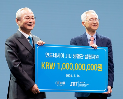 ▲ 박한길 애터미 회장(왼쪽)이 최근 인도네시아 자카르타 국제대학(JIU)에 신규 학생 기숙사 건립을 위해 10억 원을 이용규 대학 설립자에게 기부한 뒤 기념촬영을 하고 있다.ⓒ애터미