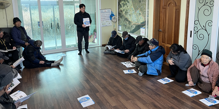 ▲ 청남면 중산리 마을 주민들이 LPG 소형저장탱크 보급사업 설명을 듣고 있다.
ⓒ청양군