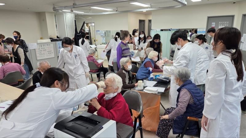 ▲ 나사렛대학교 임상병리학과 학생들이 천안 지역 주간보호센터와 요양원을 방문해 어르신들을 대상으로 ‘찾아가는 건강검진’ 봉사활동을 진행하고 있다.ⓒ나사렛대