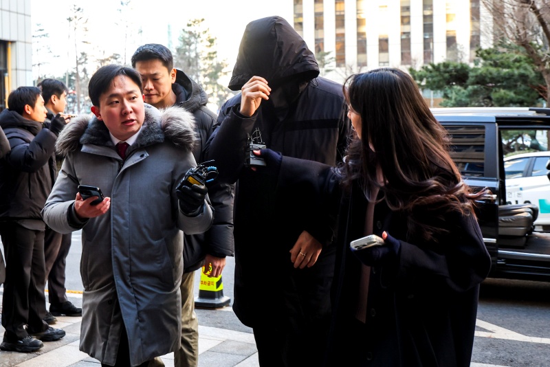 ▲ '1억 뇌물 수수' 핵심 당사자로 지목된 강선우 무소속 의원의 전 보좌관 남모씨가 23일 서울 마포구 서울경찰청 공공범죄수사대에서 조사를 받기 위해 출석하고 있다. ⓒ뉴시스