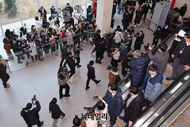 ▲ 당원게시판 사태와 관련해 국민의힘에서 제명된 한동훈 전 대표가 지난 14일 오후 국회 소통관에서 열린 긴급기자회견 직후 소통관을 나서고 있다. ⓒ정상윤 기자