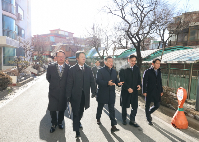 ▲ 김보현 대우건설 사장(앞줄 왼쪽 3번째)과 건축사업본부 임직원들이 성수4지구 현장을 둘러보고 있다. ⓒ대우건설