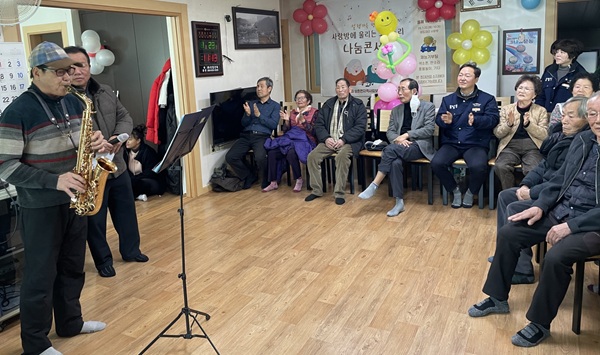 ▲ 23일 상촌면지역사회보장협의체가 이날 상촌면 하도대리 경로당에서 재능기부 문화공연과 함께 식사 나눔 행사를 가졌다.ⓒ영동군