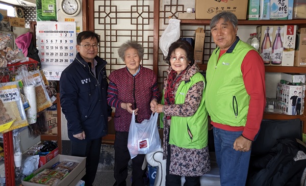 ▲ 심천면지역사회보장협의체도 관내 저소득 주민 80여 가구에 돼지불고기 80kg과 귤 35박스, 기탁받은 쌀 30여 포를 전달했다. ⓒ영동군