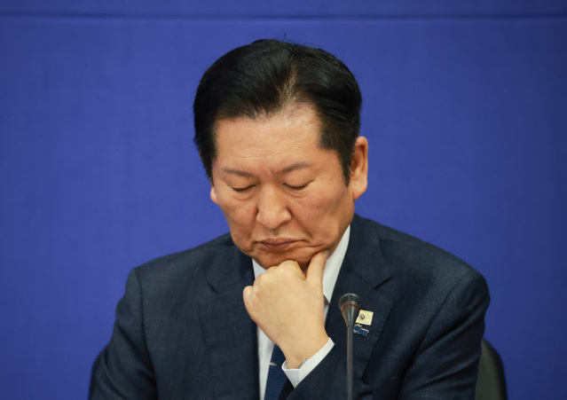 ▲ 정청래 더불어민주당 대표가 23일 충북 진천 국가대표선수촌에서 열린 현장 최고위원회의에서 박지원 최고위원의 조국혁신당과의 합당 추진을 우려하는 발언을 듣고 있다. ⓒ연합뉴스