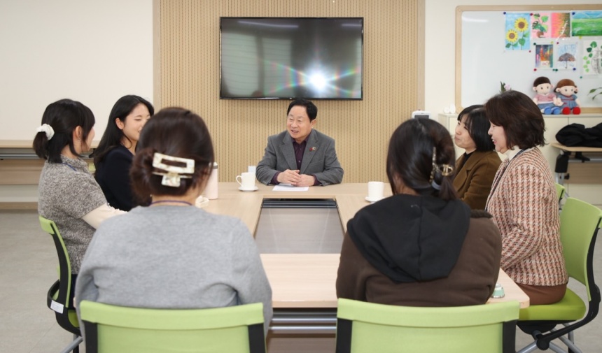 ▲ 주광덕 남양주시장이 행정체험 연수에 참여한 청년들과 대화하고 있다 ⓒ남양주시 제공