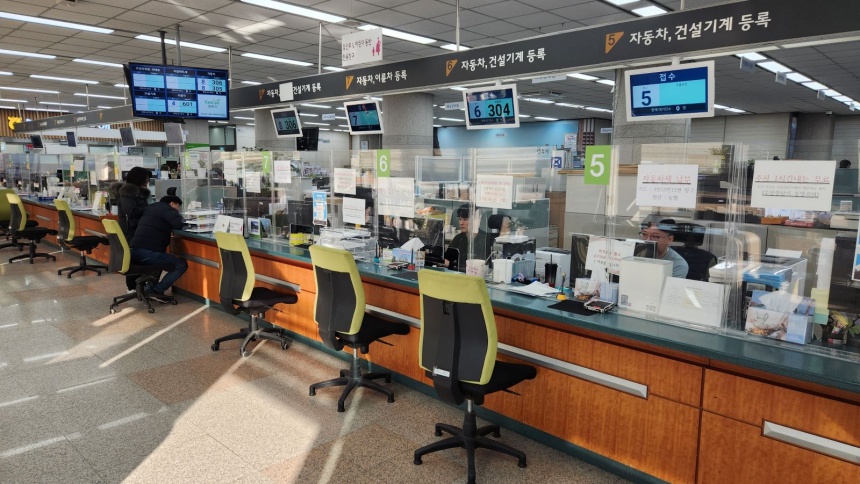 ▲ 양주시가 차량등록민원실에 무장애(Barrier-Free) 인증 키오스크형 민원 순번대기시스템을 설치했다 ⓒ양주시 제공