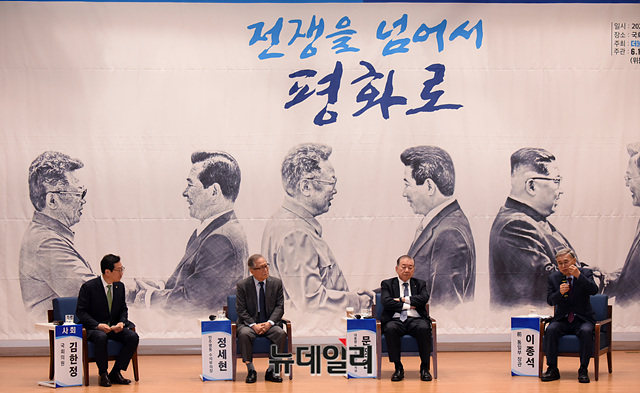 ▲ 민주당의 남북회담 기념행사 모습. 김대중-노무현-뮨재인 좌파 대통령과 김정일-김정은 부자만이 그들의 종족적 민족주의의 대표 인물이라고 굳게 믿음을 상징적으로 보여준다. ⓒ 뉴데일리