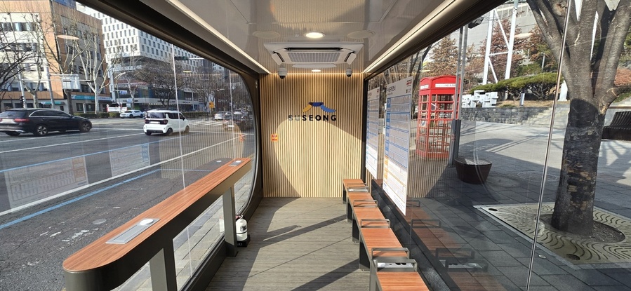 ▲ 대구 수성구(구청장 김대권)는 첨단 정보통신기술(ICT)을 접목한 ‘스마트 안심버스 셸터’ 12개소를 설치하고 본격적인 운영에 들어갔다('스마트 안심버스 셸터' 내부 전경).ⓒ수성구