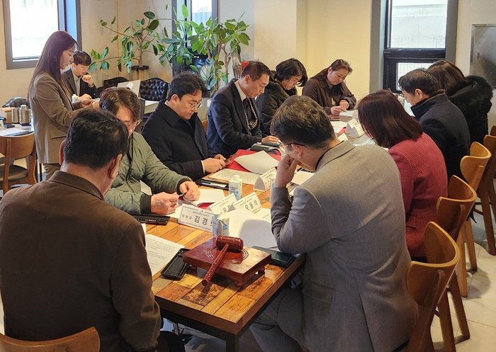 ▲ 충남교육청이 23일 아산시 한 카페에서 장애인식개선위원회 회의를 하고 있다.ⓒ충남교육청