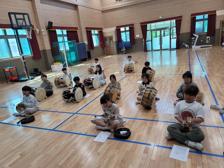 ▲ 경북교육청(교육감 임종식)은 2026학년도부터 도내 모든 초등학교 3학년 학생을 대상으로 ‘방과후 프로그램 이용권’을 무상으로 제공한다(포항 양포초등학교 방과후 프로그램 사물놀이반).ⓒ경북교육청