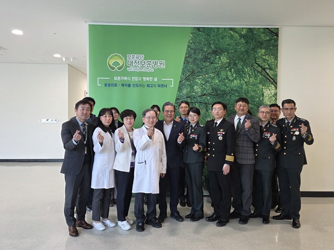 ▲ 한국보훈복지의료공단 대전보훈병원에서 보훈공단 신현석 사업이사(앞줄 왼쪽 5번째)와 이국종 국군대전병원장(왼쪽 7번째) 등 주요 관계자들이 기념사진을 촬영하고 있다. ⓒ한국보훈복지의료공단