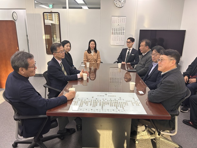 ▲ 김홍규 강릉시장이 지난 22일 정부 세종청사 국토부 도시정책실장실에서 국토부 도시정책실장, 건설정책국장 외 6명과 2026년 ITS 세계총회 성공개최, 7번국도 확장, 국가산단 등 강릉시 현안사업을 논의하기 위해 국토부 내 강릉출신 공직자와 간담회를 개최했다. ⓒ강릉시