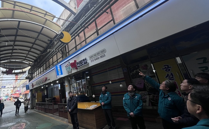 ▲ 천안역전시장 아케이드 점검 모습.ⓒ충남도