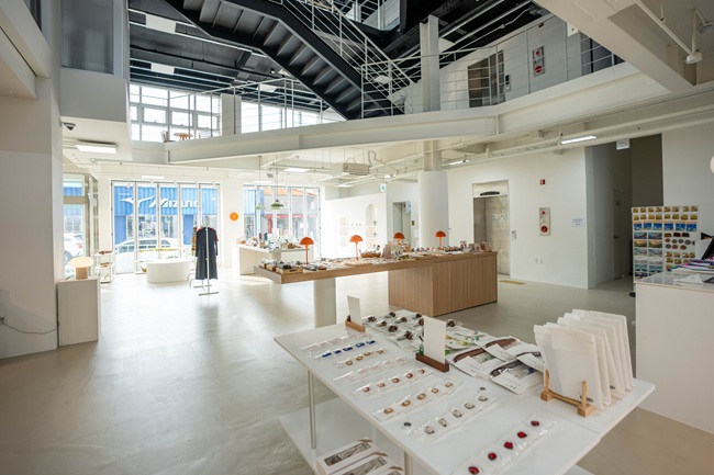 ▲ 지역공예 스토어 '굿즈임당' 내부 모습. ⓒ강릉시