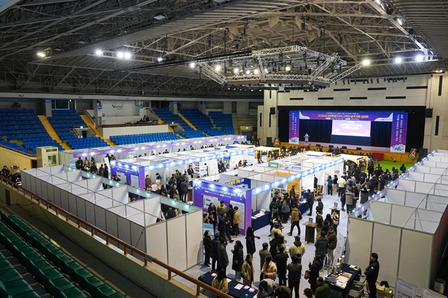 ▲ 강원특별자치도교육청이 23일 원주 치악체육관에서 청렴한 계약문화 확산과 지역경제 상생을 위한 '2026년 공사·용역·물품 발주계획 설명회'를 개최했다. ⓒ강원특별자치도교육청