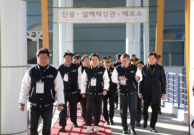 ▲ 김진태 강원특별자치도지사가 23일 전국 최대 규모의 안전체험 테마파크 '태백365세이프타운'을 방문해 주요 시설을 점검하고 운영 활성화 방안 등을 모색했다. ⓒ강원특별자치도