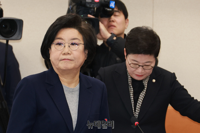 ▲ 이혜훈 기획예산처 장관 후보자가 23일 오전 국회 재정경제기획위원회에서 열린 인사청문회에서 임이자 위원장에게 선서문을 전달한 뒤 자리로 이동하고 있다. (사진=국회사진기자단) ⓒ이종현 기자