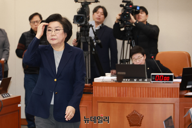 ▲ 이혜훈 기획예산처 장관 후보자가 23일 오전 국회 재정경제기획위원회에서 열린 인사청문회에서 임이자 위원장에게 선서문을 전달한 뒤 자리로 이동하고 있다. (사진=국회사진기자단) ⓒ이종현 기자