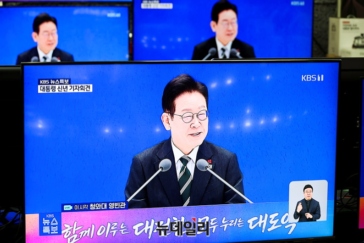 ▲ 이재명 대통령 집권 2년 차를 맞아 진행된 신년 기자회견이 지난 21일 서울 용산구 전자랜드 한 매장에서 송출되고 있다. ⓒ서성진 기자