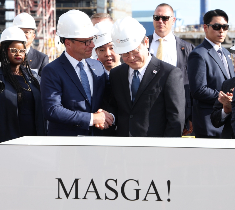 ▲ 이재명 대통령이 2025년 8월 26일(현지 시간) 필라델피아 한화 필리조선소를 방문해 방명록에 서명한 뒤 조시 샤피로 펜실베니아 주지사와 악수하고 있다. ⓒ뉴시스