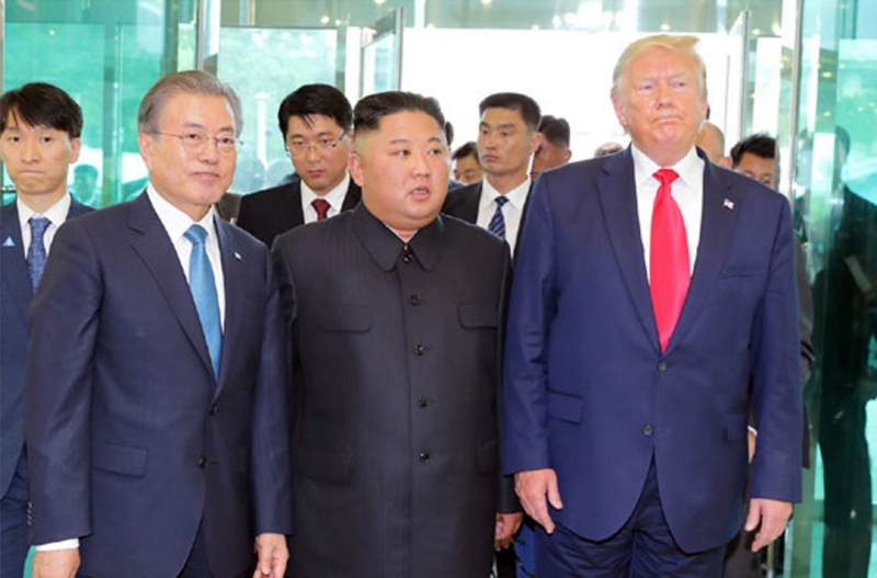▲ 2019년 6월 30일 문재인 당시 대통령과 도널드 트럼프 미국 대통령이 판문점 남측지역에서 북한 김정은을 만났다. ⓒ북한 노동신문/뉴시스