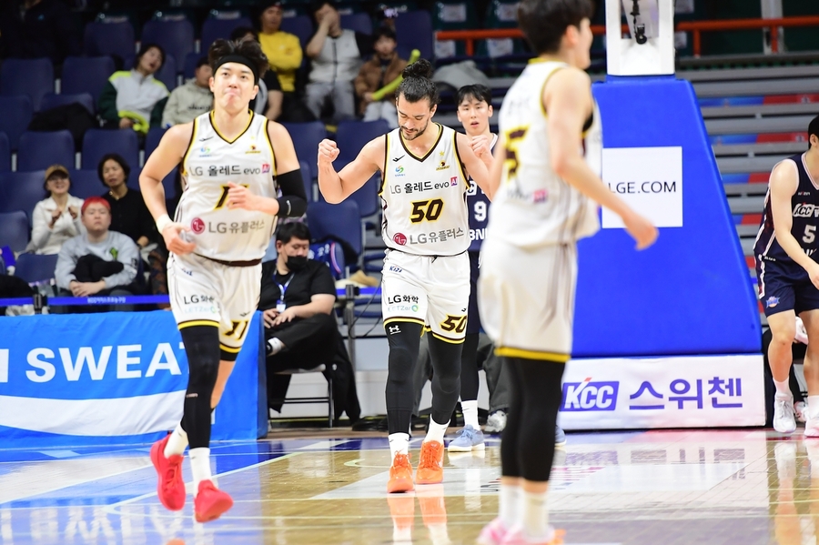 ▲ LG가 슈퍼팀 KCC를 완파하며 리그 1위 자리를 수성했다.ⓒKBL 제공