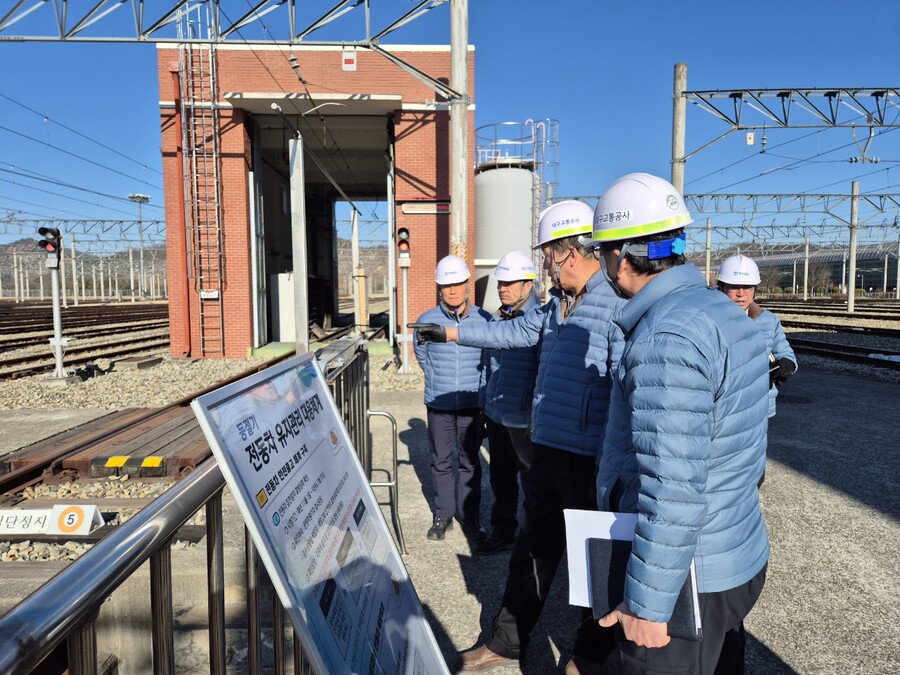 ▲ 대구교통공사는 지난 1월 22일 겨울철 혹한과 폭설에 대비해 도시철도의 안전한 운행을 확보하기 위한 ‘겨울철 특별 안전점검’을 실시했다(문양차량기지 점검모습).ⓒ대구시