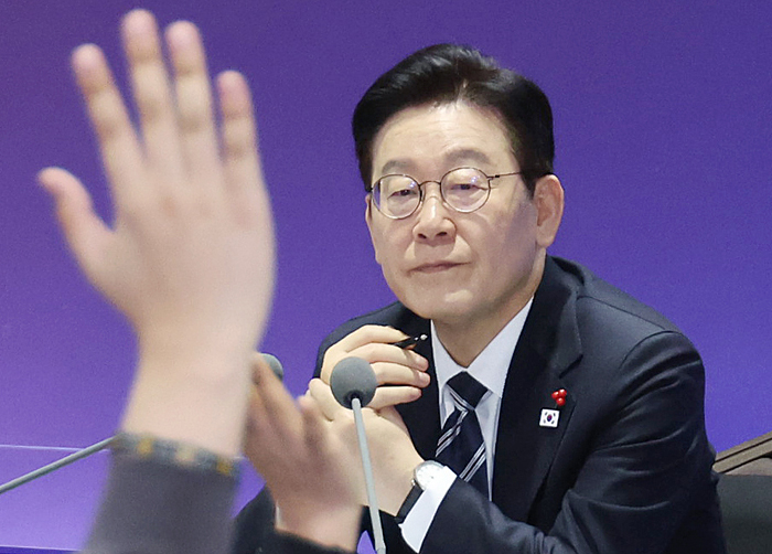 ▲ 이재명 대통령이 지난 23일 울산전시컨벤션센터에서 열린 '울산의 마음을 듣다' 타운홀 미팅에서 질문하기 위해 손을 든 참석자들을 바라보고 있다. ⓒ뉴시스