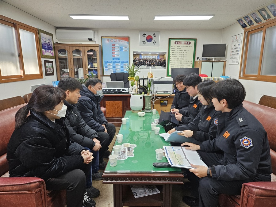 ▲ 청도군(군수 김하수)은 청도소방서와 관내 전통시장 상인회와 함께 민·관 합동 안전점검을 실시한다.ⓒ청도군