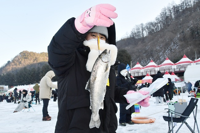 ▲ 24일, 주말을 맞아 화천산천어축제를 방문한 수많은 관광객들이 산천어 얼음낚시를 즐기고 있다. ⓒ화천군