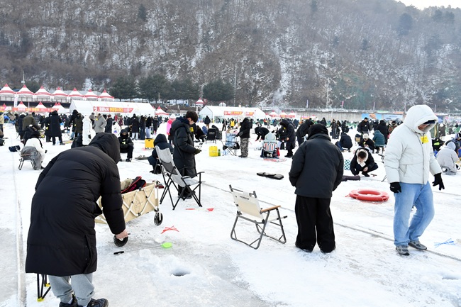 ▲ 24일, 주말을 맞아 화천산천어축제를 방문한 수많은 관광객들이 산천어 얼음낚시를 즐기고 있다. ⓒ화천군