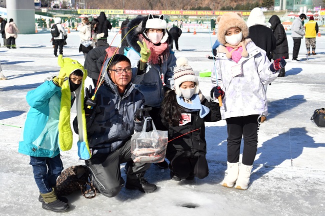 ▲ 24일 주말을 맞아 화천산천어축제장을 찾은 외국인 관광객들이 얼음낚시 체험을 즐기고 있다. 2026 화천산천어축제는 24일로 누적 관광객 100만명을 넘어섰다.  ⓒ화천군