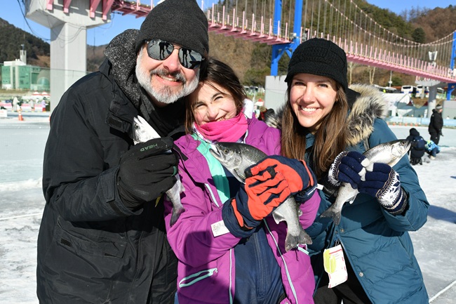 ▲ 24일 주말을 맞아 화천산천어축제장을 찾은 외국인 관광객들이 얼음낚시 체험을 즐기고 있다. 2026 화천산천어축제는 24일로 누적 관광객 100만명을 넘어섰다.  ⓒ화천군