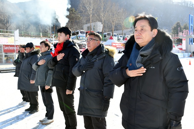 ▲ 24일, 화천산천어축제장에서 '2026 산천어배 군민화합 얼음축구 대회'가 최문순 군수를 비롯해 지역주민들이 참석한 가운데 열렸다. ⓒ화천군