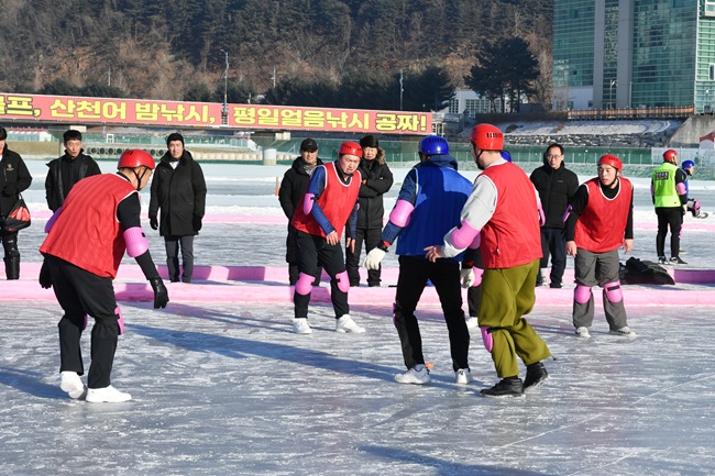▲ 24일, 화천산천어축제장에서 '2026 산천어배 군민화합 얼음축구 대회'가 최문순 군수를 비롯해 지역주민들이 참석한 가운데 열렸다. ⓒ화천군