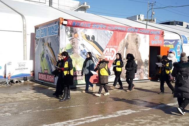 ▲ 홍천군 여성친화도시 군민참여단이 24일 홍천강 꽁꽁축제장에서 축제 운영 전반에 대한 현장 모니터링 활동을 실시하고, 군민이 체감하는 안전하고 편리한 축제환경 조성을 위한 점검을 진행했다. ⓒ홍천군