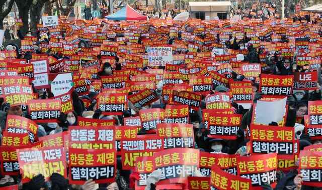 ▲ 한동훈 전 국민의힘 대표 지지자들이 24일 오후 서울 영등포구 국회의사당역 인근에서 열린 한 전 대표 징계 철회 촉구 집회에서 구호를 외치고 있다. 2026.01.24. ⓒ뉴시스