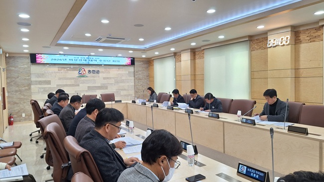 ▲ 홍천군이 지난 23일 경기침체 장기화와 소비 위축 등으로 어려움을 겪고 있는 지역 경제 상황에 선제적으로 대응하기 위해 '홍천군 비상경제대책추진단'을 구성하고 첫 회의를 개최했다. ⓒ홍천군
