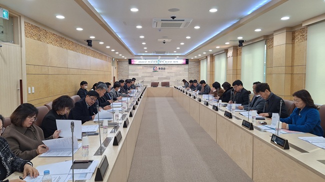 ▲ 홍천군이 지난 23일 경기침체 장기화와 소비 위축 등으로 어려움을 겪고 있는 지역 경제 상황에 선제적으로 대응하기 위해 '홍천군 비상경제대책추진단'을 구성하고 첫 회의를 개최했다. ⓒ홍천군