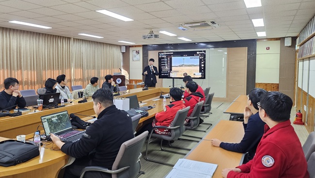 ▲ 동부지방산림청이 지난 23일 시나미도시숲에서 관내 7개 국유림관리소 드론운영 실무자 20명을 대상으로 산불 대응을 위한 드론 교육을 실시했다. ⓒ동부지방산림청