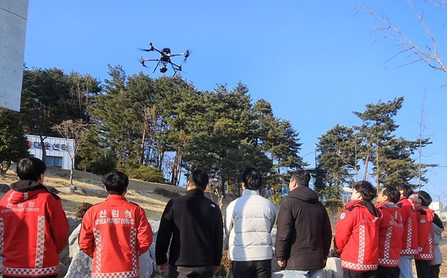 ▲ 동부지방산림청이 지난 23일 시나미도시숲에서 관내 7개 국유림관리소 드론운영 실무자 20명을 대상으로 산불 대응을 위한 드론 교육을 실시했다. ⓒ동부지방산림청
